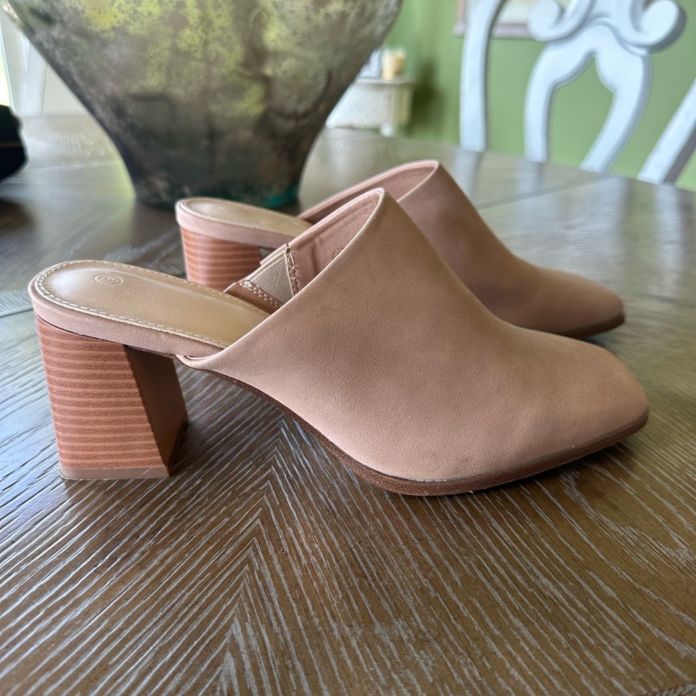 Chic Tan Block Heel Mules